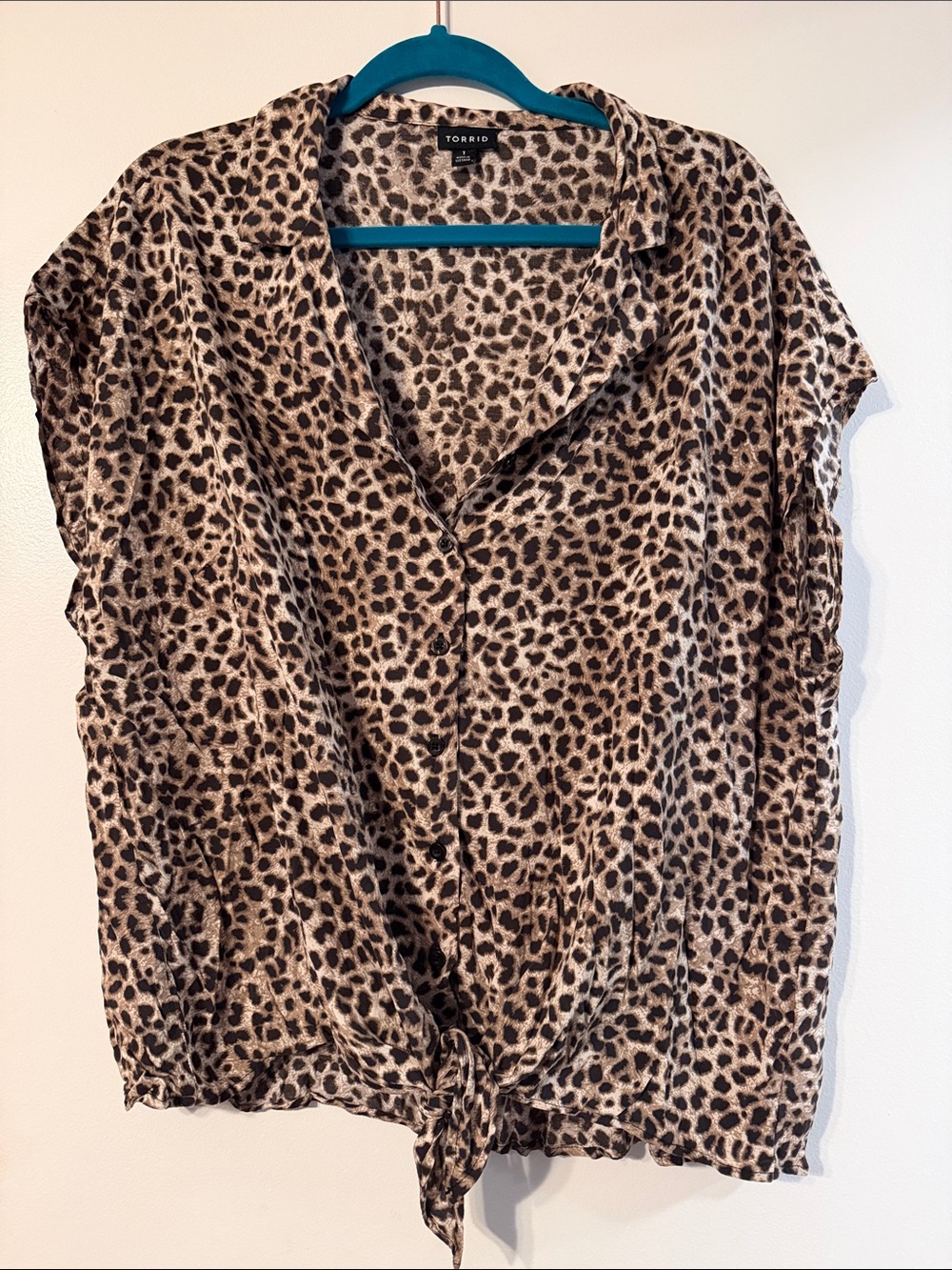 Torrid  size 1 (14)Leopard Print Tie-Front Blouse Brown/tan button up shirt